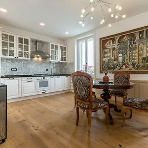 Queen Apartment Split